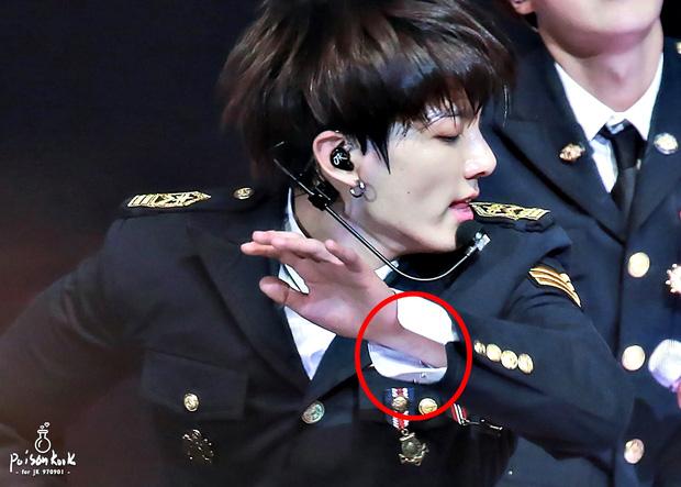 Dấu lạ trên cổ tay Jungkook (BTS): Tự ngược đãi hay bạn gái cào?-3