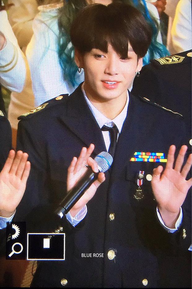 Dấu lạ trên cổ tay Jungkook (BTS): Tự ngược đãi hay bạn gái cào?-4