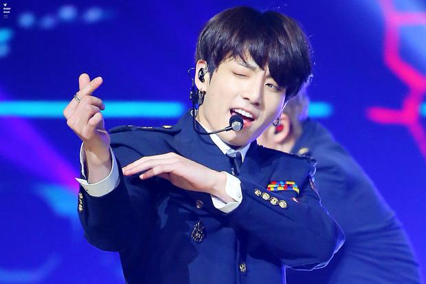 Dấu lạ trên cổ tay Jungkook (BTS): Tự ngược đãi hay bạn gái cào?-5