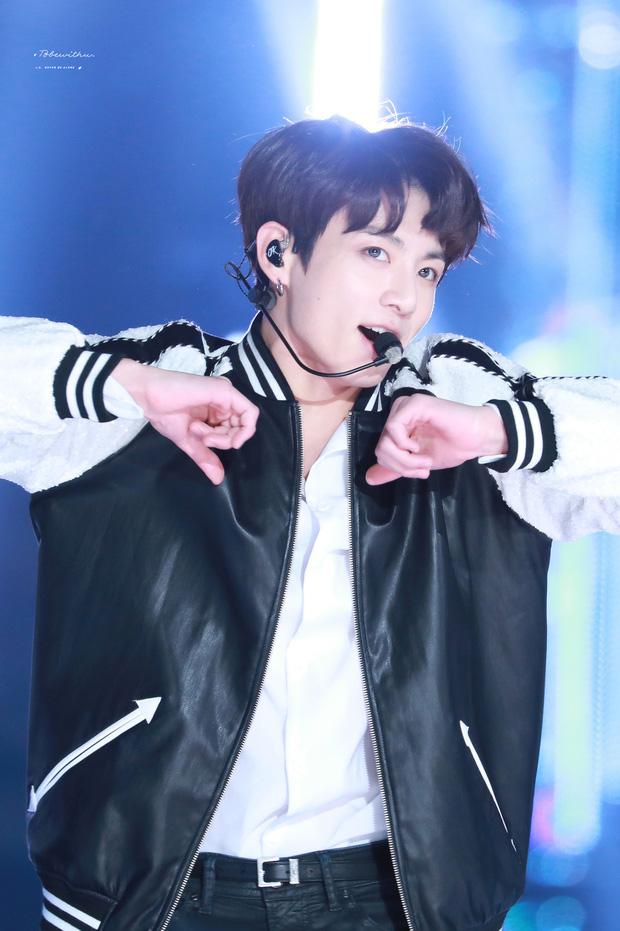Dấu lạ trên cổ tay Jungkook (BTS): Tự ngược đãi hay bạn gái cào?-6