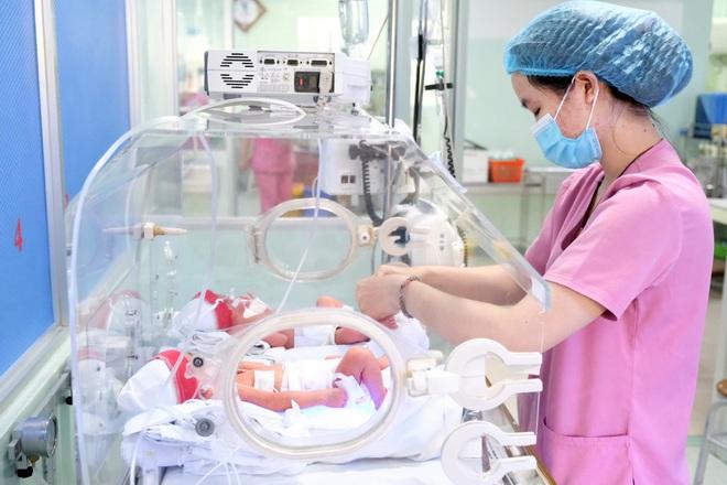 Không tiêm vaccine vì sợ mất 2 con, bà mẹ mắc Covid-19 nguy kịch-1