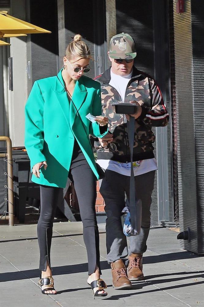 Hailey Bieber lăng xê quần xẻ ống biến hóa từ gợi cảm đến cá tính-2