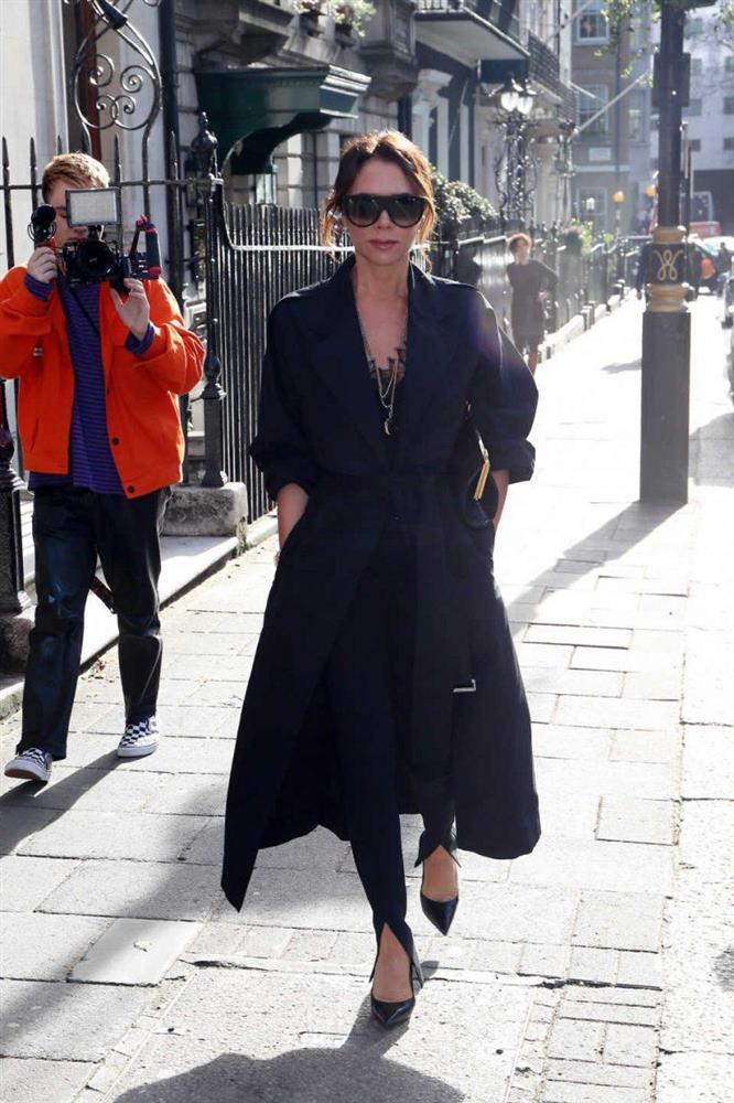 Hailey Bieber lăng xê quần xẻ ống biến hóa từ gợi cảm đến cá tính-4