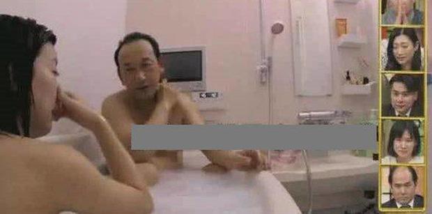 Cô gái người Nhật 23 tuổi vẫn tắm chung với bố-1