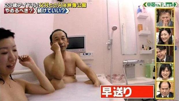 Cô gái người Nhật 23 tuổi vẫn tắm chung với bố-2
