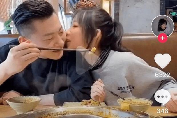 Cô gái người Nhật 23 tuổi vẫn tắm chung với bố-5