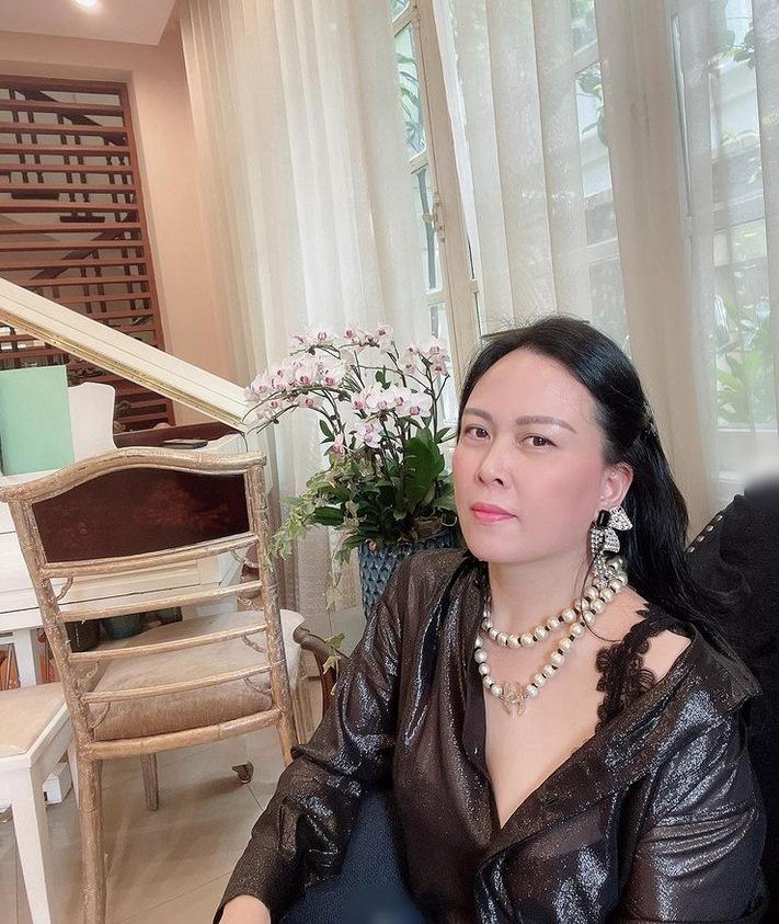 Phượng Chanel u mê những chiếc váy trễ vai nhưng kén dáng-5