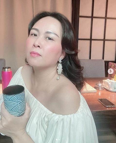 Phượng Chanel u mê những chiếc váy trễ vai nhưng kén dáng-3