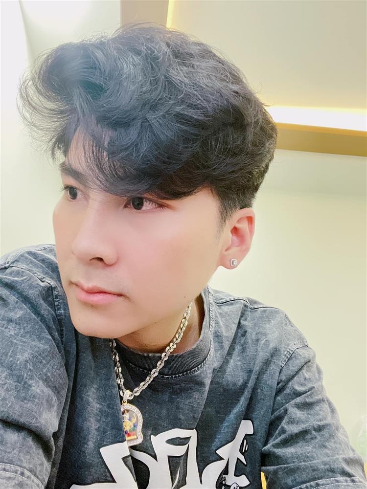 Chồng trẻ Lâm Khánh Chi bị mỉa mai lấy vợ già chuyển giới-1