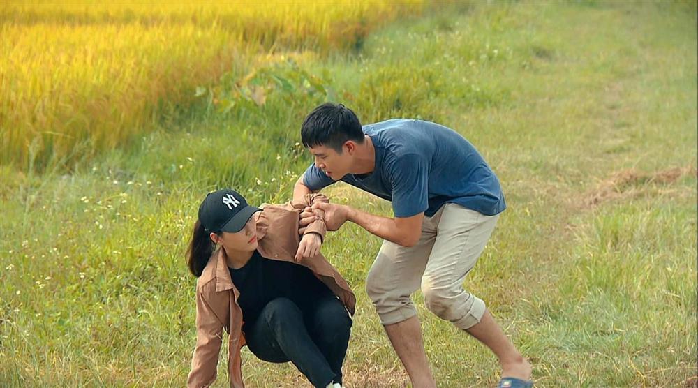 Style đời thường sexy của cô bán quạt Phố Trong Làng hot nhất TikTok-3