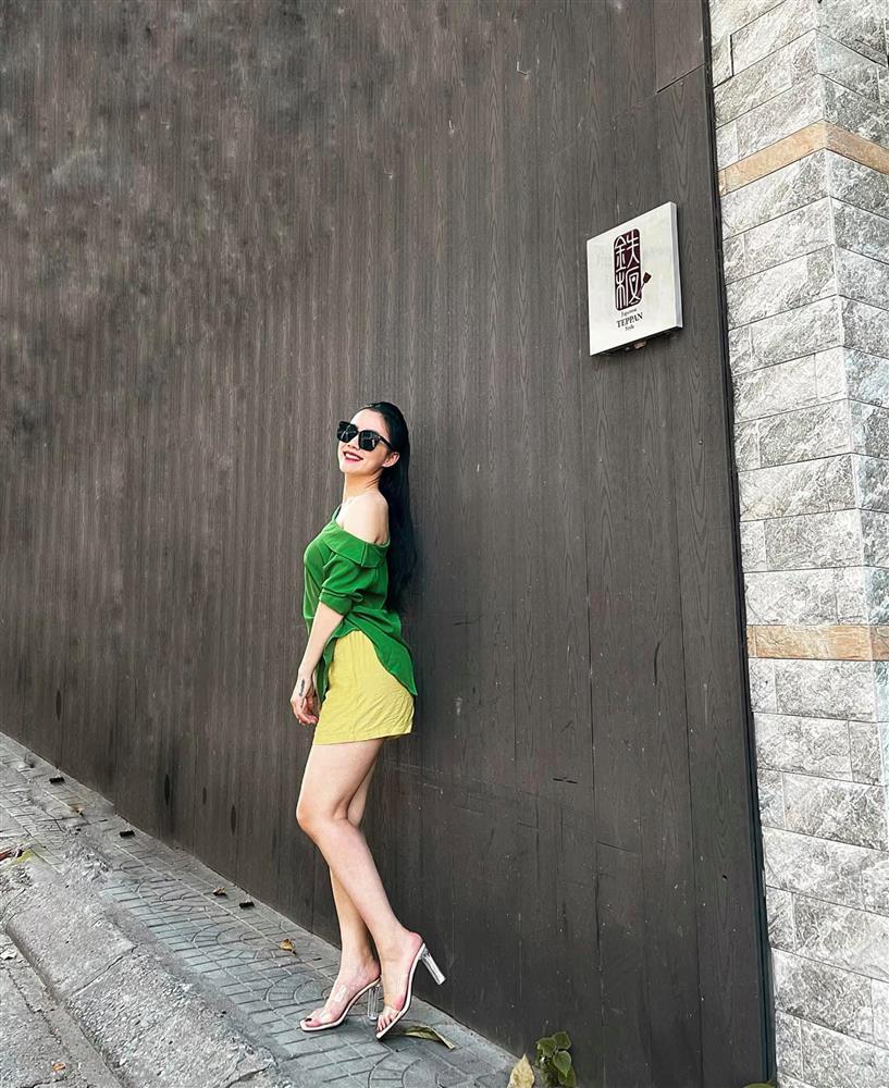 Style đời thường sexy của cô bán quạt Phố Trong Làng hot nhất TikTok-7