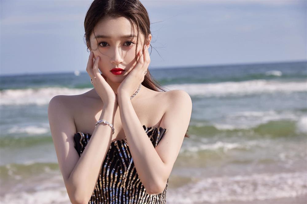 Body Quan Hiểu Đồng trên livestream khác xa ảnh tự đăng-5