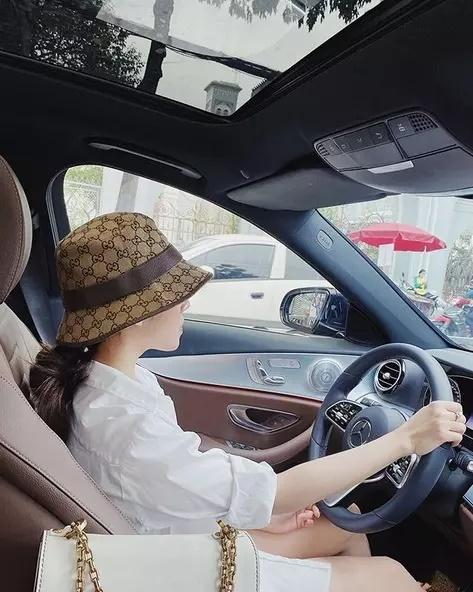 Cô dâu Tống Đông Khuê xả ảnh đính hôn, lộ tủ đồ chuẩn rich kid-8