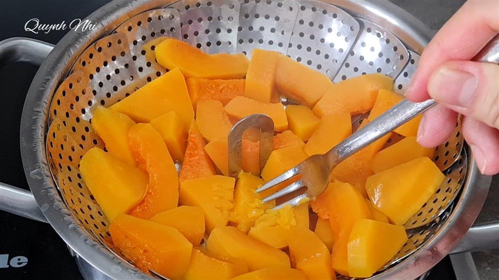 Bánh bí đỏ cốt dừa béo ngậy, ăn no vỡ bụng chưa muốn dừng-2