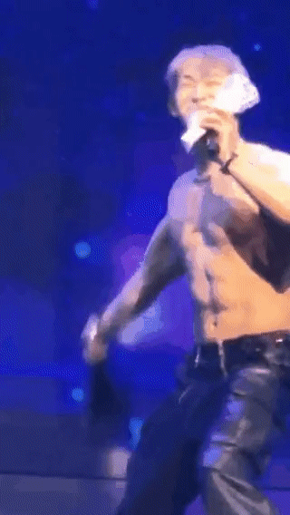 Idol đình đám Kpop ngã ngửa sau màn quăng áo vào mặt người xem-2