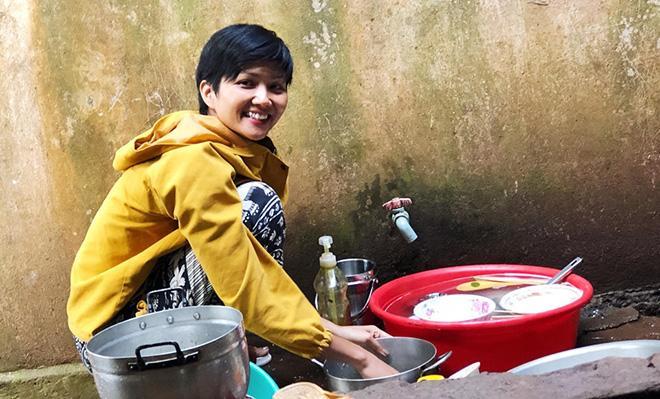 Ngứa nghề cũ, HHen Niê mặc lồng lộn vẫn hì hục lau sàn như ôsin-8