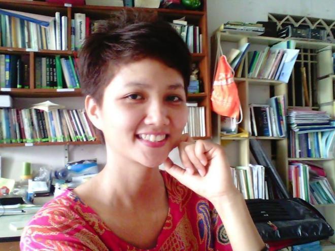 Ngứa nghề cũ, HHen Niê mặc lồng lộn vẫn hì hục lau sàn như ôsin-9