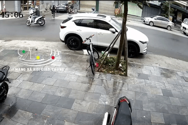 Clip: Xe điên đâm người đi ngược chiều văng vài chục mét bất động-1