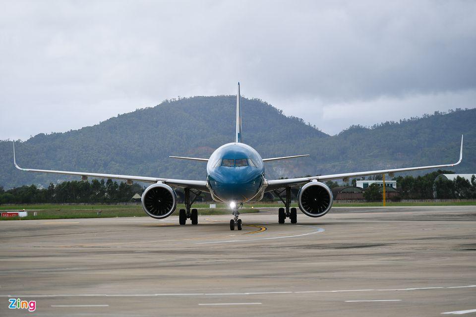 Khoảng 16h chiều 17/11, chuyến bay từ Incheon (Hàn Quốc) đã hạ cánh xuống Đà Nẵng, mở màn cho việc khôi phục các đường bay thương mại quốc tế đi và đến Việt Nam sau giai đoạn giãn cách vì đại dịch Covid-19.