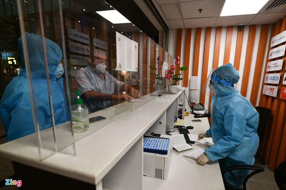 Ông Peter Brunner bay từ Thụy Sĩ bằng hãng hàng không Qatar, khi quá cảnh tại Incheon đã bị thất lạc hành lý. Ông nhờ nhân viên hàng không tại Đà Nẵng hỗ trợ tìm giúp tại quầy làm thủ tục.