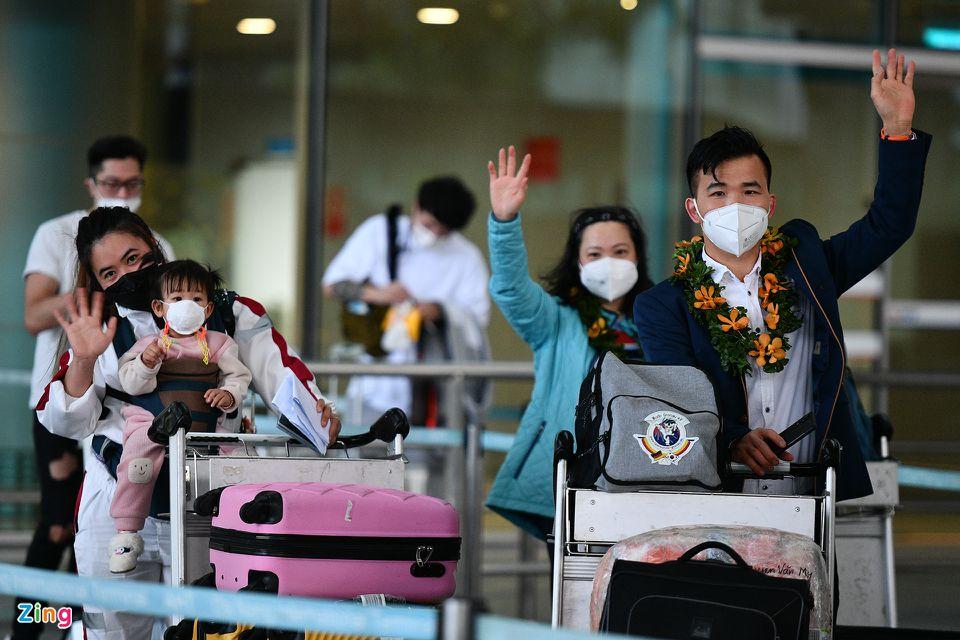 Anh Nguyễn Minh Hùng (bên phải) đã 4 năm chưa trở lại Việt Nam. Lần này người Việt kiều Đức về thăm quê nhà tại Bắc Ninh. Anh phải cách ly tại Hội An (Quảng Nam) 7 ngày rồi mới được di chuyển tiếp.