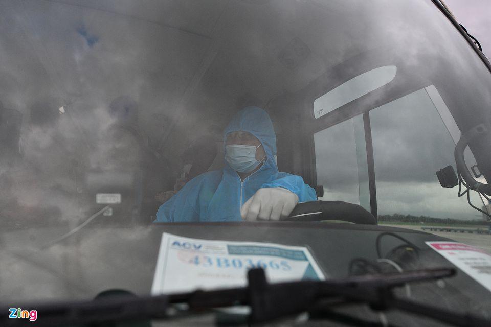 Tài xế xe buýt cũng như đội ngũ nhân viên phục vụ tại cảng hàng không đều mặc đồ bảo hộ để đảm bảo an toàn trong việc đón các vị khách nước ngoài tới Đà Nẵng.