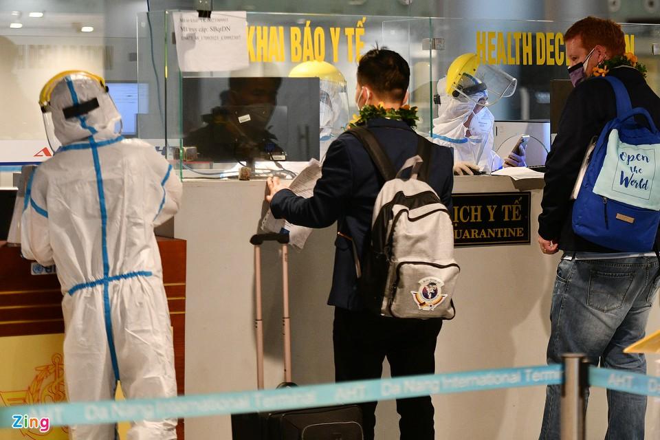 Để lên chuyến bay đến Việt Nam, toàn bộ hành khách phải có chứng nhận tiêm chủng vaccine hoặc giấy xác nhận khỏi bệnh Covid-19, kết quả xét nghiệm RT PCR trong vòng 72 giờ.