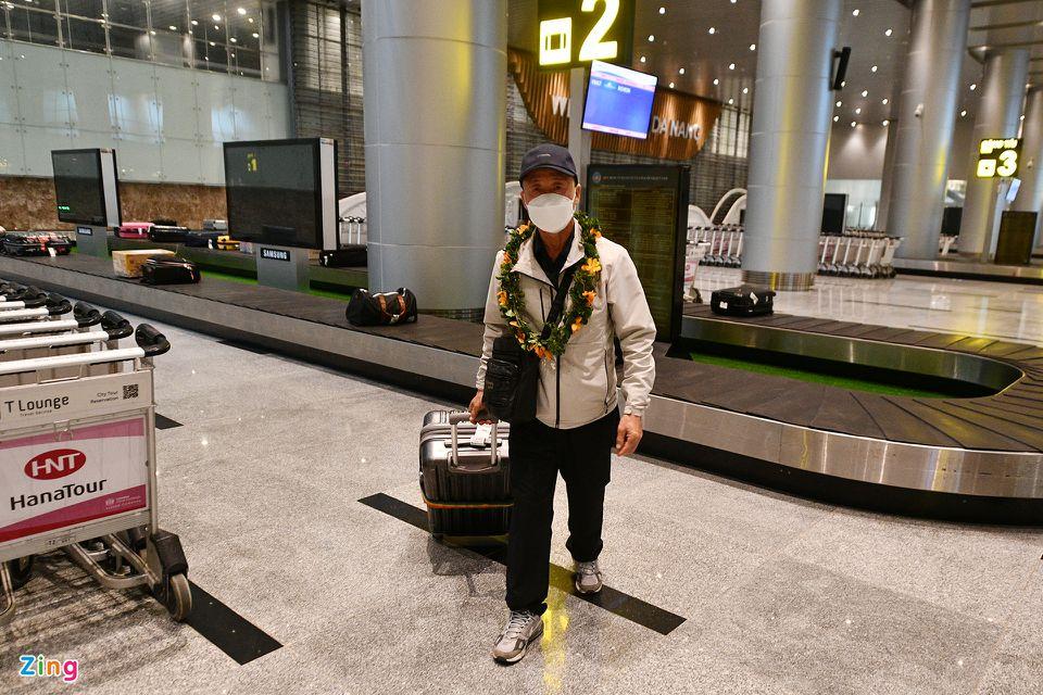 Ông Oh Youngrog (quốc tịch Hàn Quốc) đi một mình từ Incheon đến Đà Nẵng. Ông không thể nói tiếng Anh nên mất nhiều thời gian tại khu vực làm thủ tục nhập cảnh và khai báo y tế.