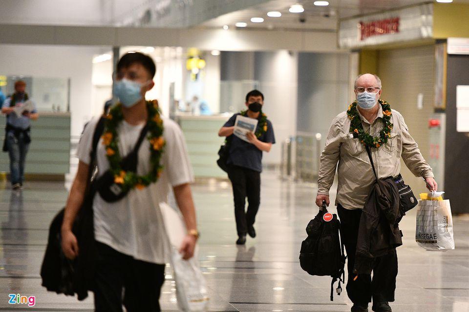 Ông Stein Svendsen (bên phải) có vợ người Việt Nam đang sống Nha Trang. Theo kế hoạch, người đàn ông đến từ Na Uy phải cách ly tại khách sạn ở Hội An trong vòng 7 ngày rồi mới di chuyển tiếp tới Khánh Hòa để gặp gỡ gia đình.