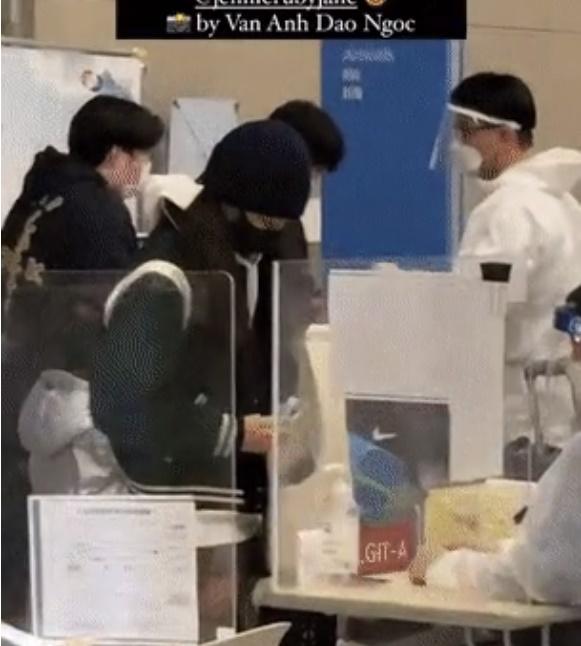 Jennie được fan Việt tóm trọn khoảnh khắc ở sân bay nhưng lại gây tranh cãi-1