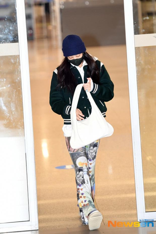 Jennie được fan Việt tóm trọn khoảnh khắc ở sân bay nhưng lại gây tranh cãi-7