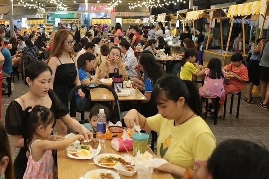 TP.HCM cho quán ăn uống hoạt động đến 22h, bán rượu bia phải có điều kiện