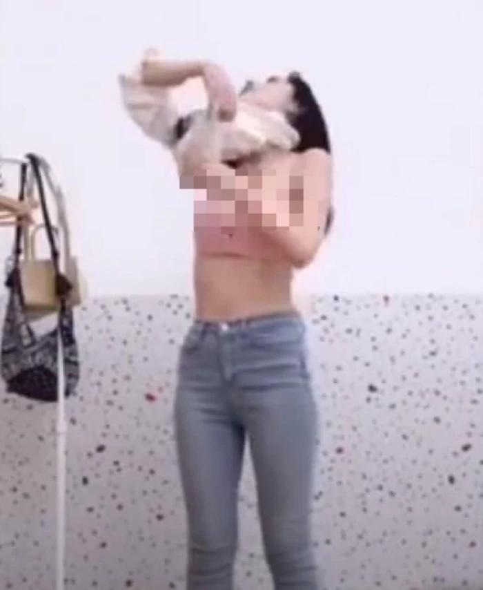 Gái trẻ gây sốc thản nhiên lột đồ trên sóng livestream-1