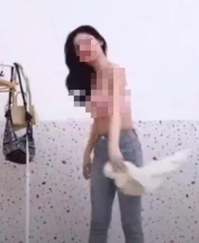Gái trẻ gây sốc thản nhiên lột đồ trên sóng livestream-2