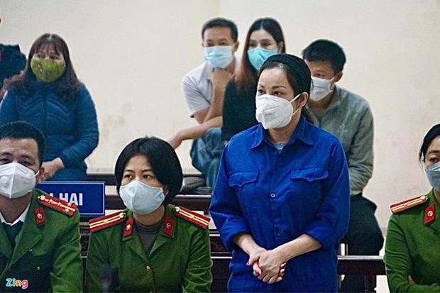 Tại sao vợ Đường Nhuệ bị giam vẫn trang điểm, sơn móng tay đỏ chót ra tòa?-1