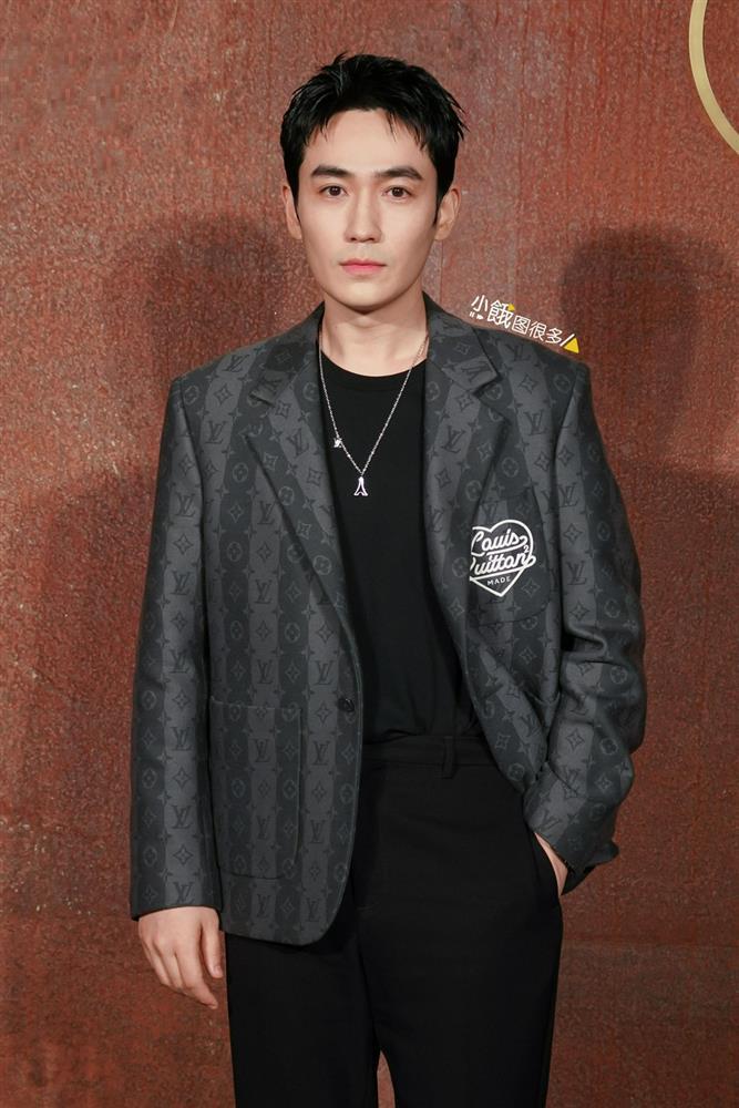 Chu Nhất Long chơi đểu Lưu Diệc Phi trên thảm đỏ?-2