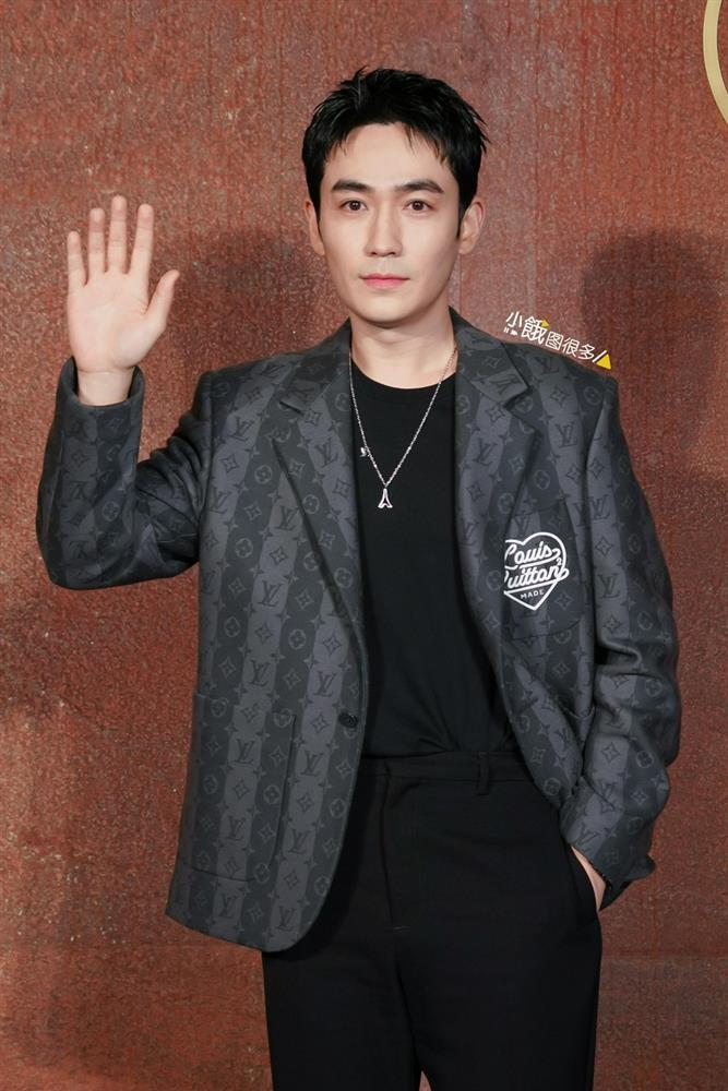 Chu Nhất Long chơi đểu Lưu Diệc Phi trên thảm đỏ?-4