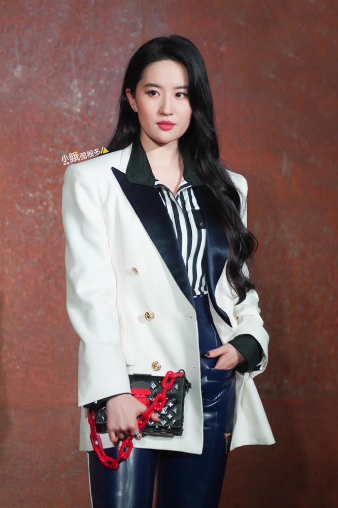 Chu Nhất Long chơi đểu Lưu Diệc Phi trên thảm đỏ?-1