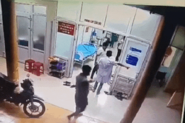 Chở người nhà cấp cứu, gã đàn ông 'nổi điên' đánh nhân viên y tế tới tấp