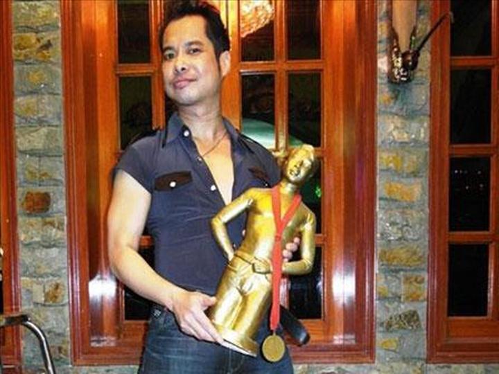 Ngọc Sơn tiêu tiền khác người: Mua bảo hiểm trinh tiết, tặng quà 7 tỷ-1