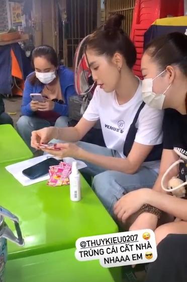 Ngọc Trinh đi chợ bị chụp quên khẩu trang, làn da thua giúp việc?-2