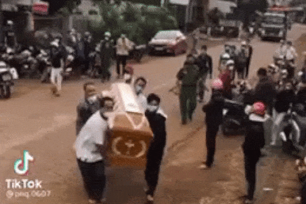 Mang quan tài đi đòi nợ: Nạn nhân người mất nhà, kẻ muốn chết-2