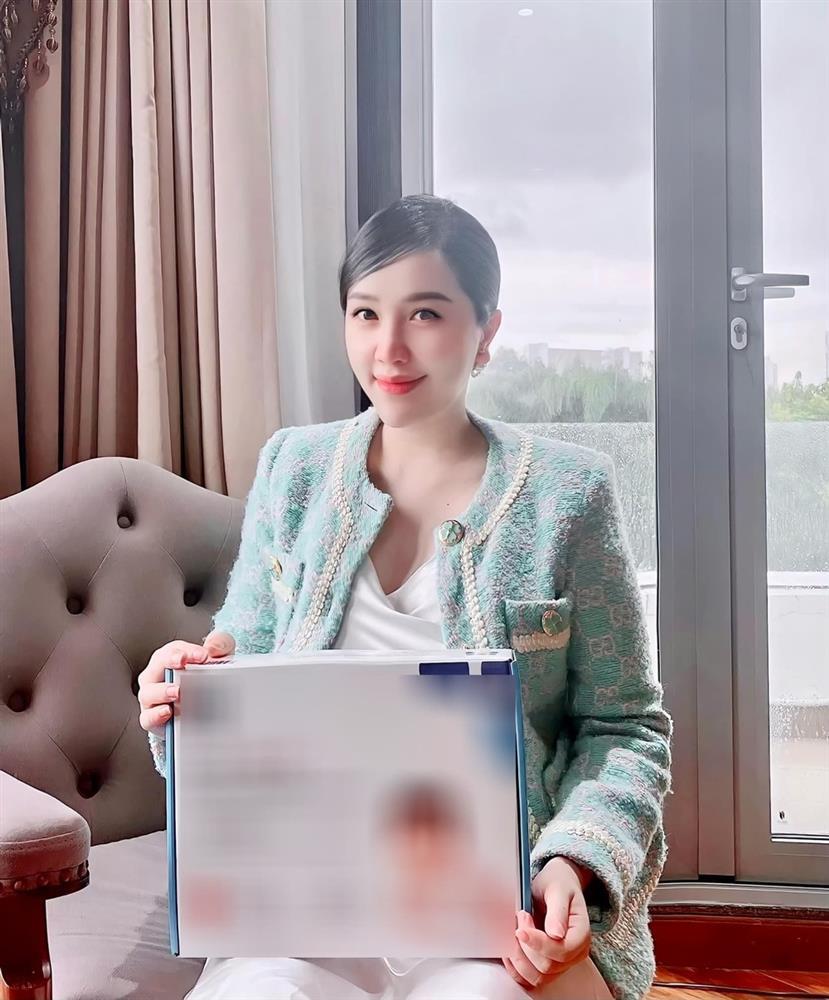 Bảo Thy lộ diện sau sinh, gương mặt còn sưng gây chú ý-2