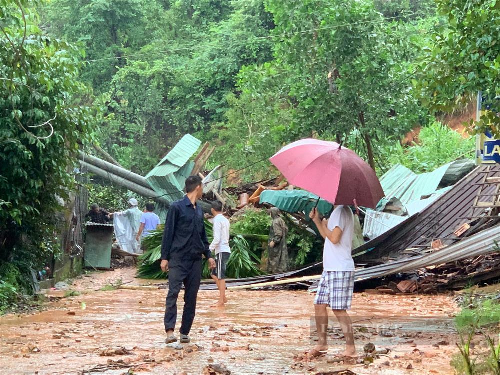 Quảng Nam: Sạt lở kinh hoàng kèm tiếng nổ lớn xóa sổ 1 nhà dân-1