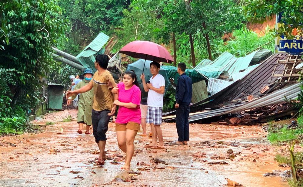 Quảng Nam: Sạt lở kinh hoàng kèm tiếng nổ lớn xóa sổ 1 nhà dân-3