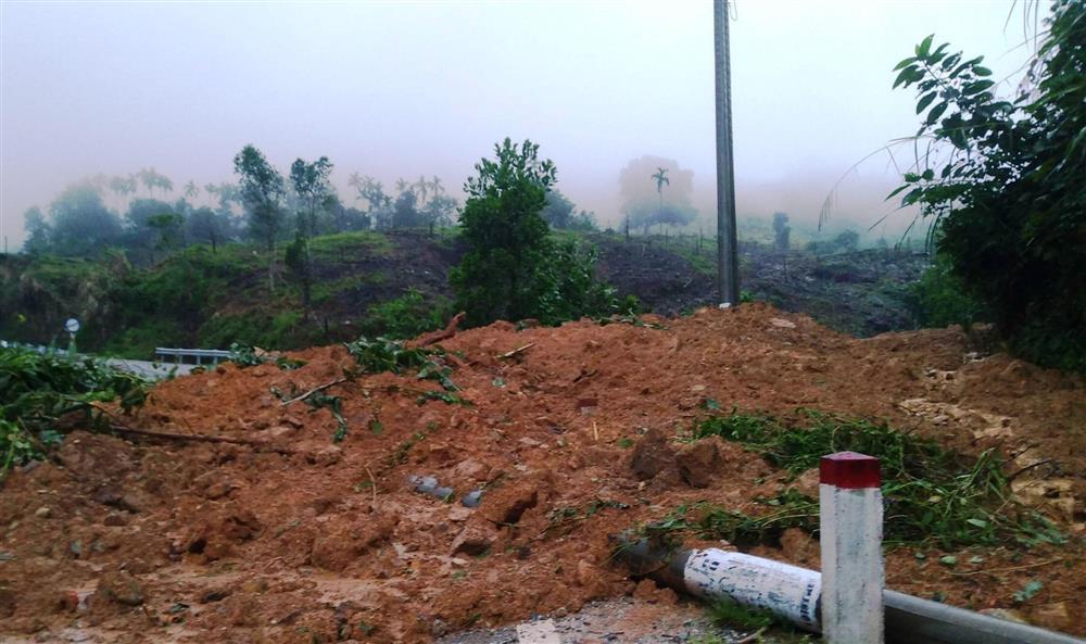 Quảng Nam: Sạt lở kinh hoàng kèm tiếng nổ lớn xóa sổ 1 nhà dân-4