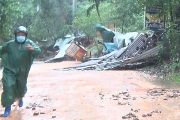 Sạt lở hàng trăm tấn đất đá, người dân bỏ nhà chạy thoát thân-5