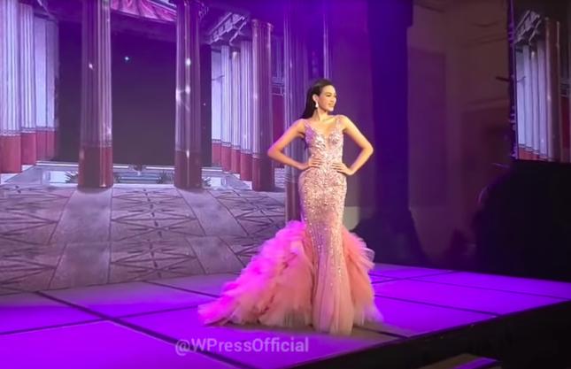 Đầm dạ hội thi Miss World của Đỗ Thị Hà bị nghi đạo nhái?-2