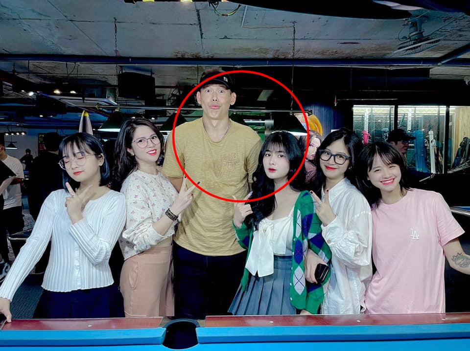 Gái xinh bất chấp lột khẩu trang nhảy nhót ở nơi đông người-6