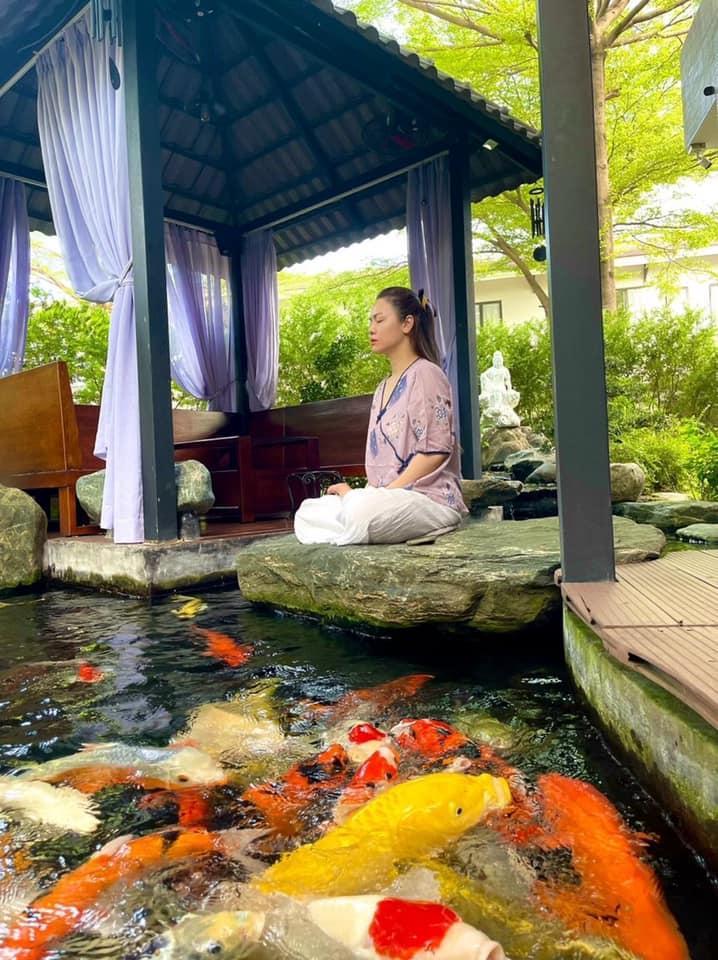 Nhật Kim Anh tự nhủ: "Hơn thua vật chất rồi cũng bỏ. An nhiên tự tại thế mà vui!".